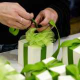Prima di andarcene la nostra attenzione ricade su una commessa intenta impacchettare con minuzia alcuni magneti che verranno regalati a una cresima. � un�operazione che va fatta con grande cura, perch� il packaging, ovvero il confezionamento e la presentazione, ormai conta pi� dello stesso oggetto